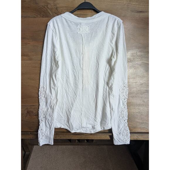 We The Free Shirt Top Women's Medium White Long Crochet Sleeves Button Front NWT - Picture 2 of 4